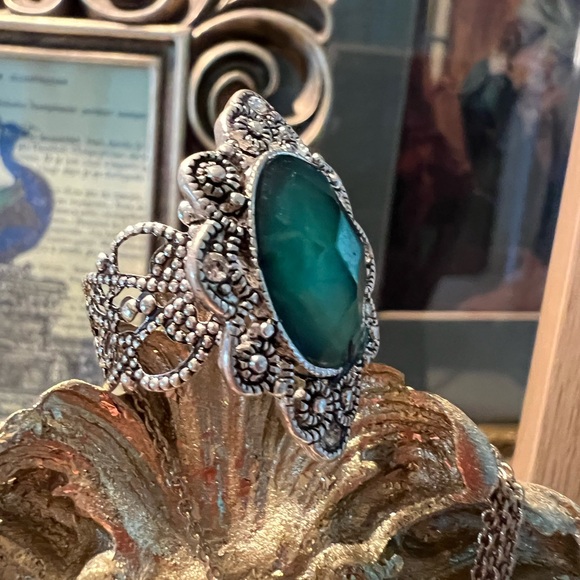 Vintage Style Green Gemstone Ring - Picture 3 of 4